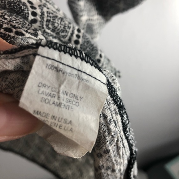 🦋 3/$15 Final touch, v-neck black & white blouse - Picture 4 of 7